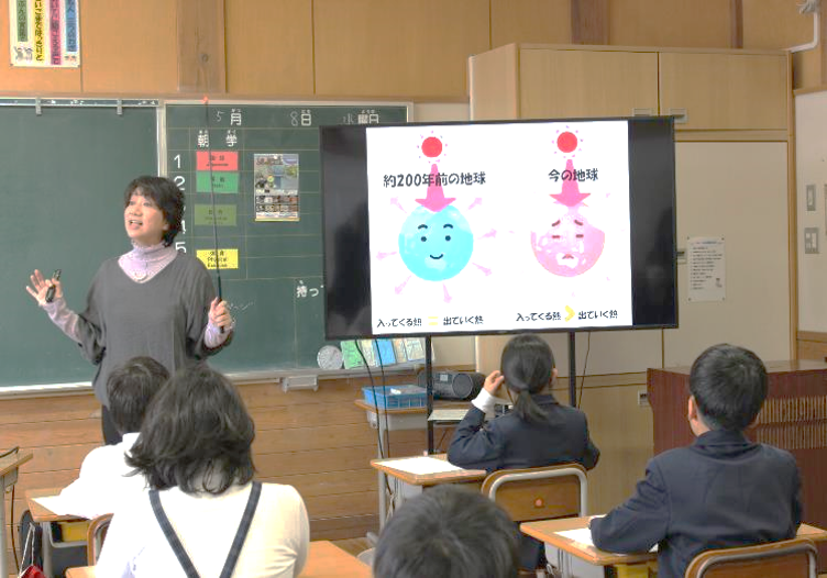 学びのスタート! 環境アドバイザーの坂本先生から、温暖化について科学的に学ぶ。